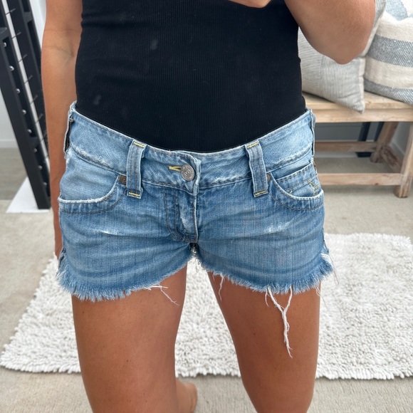 True Religion Bobby Cutoff Distressed Denim low rise Shorts Light Wash Frayed 30 - Picture 4 of 12